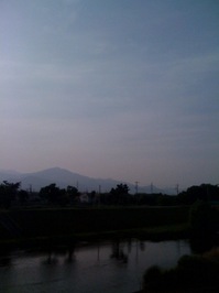 花水川から大山を望む景色