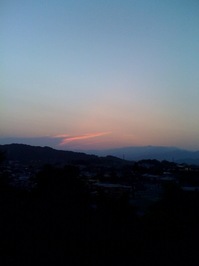 角を出した夕焼け