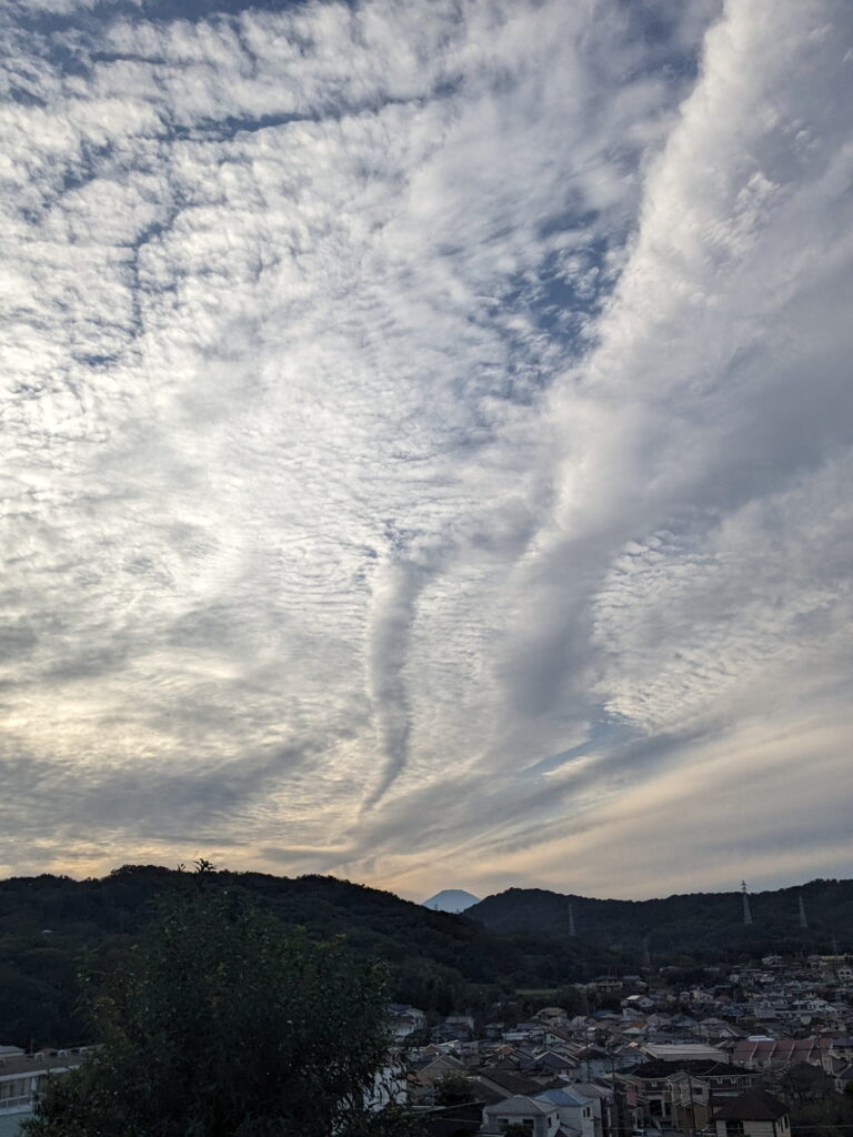 富士山の左に竜巻の様な雲 A tornado-like cloud to the left of Mount Fuji.