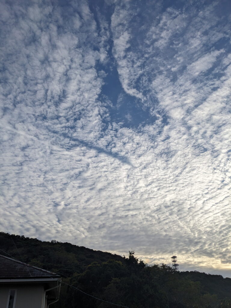 刀で切られた様な雲 Clouds that look like they've been cut with a sword.